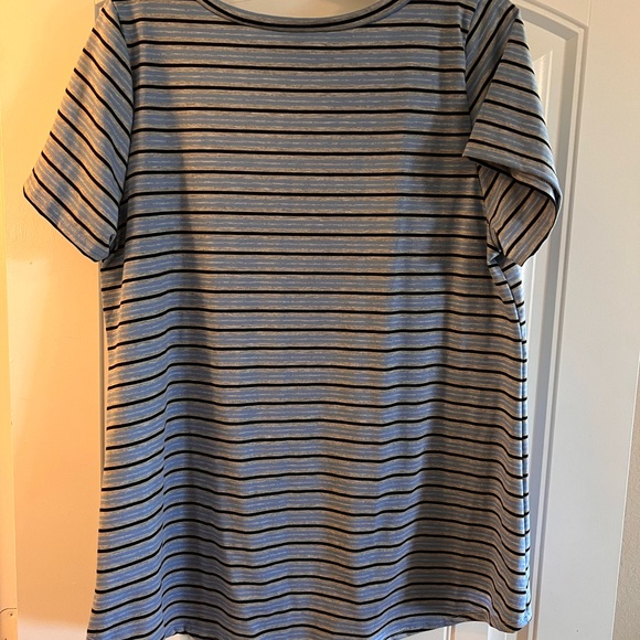LulaRoe Christy T - Picture 3 of 5